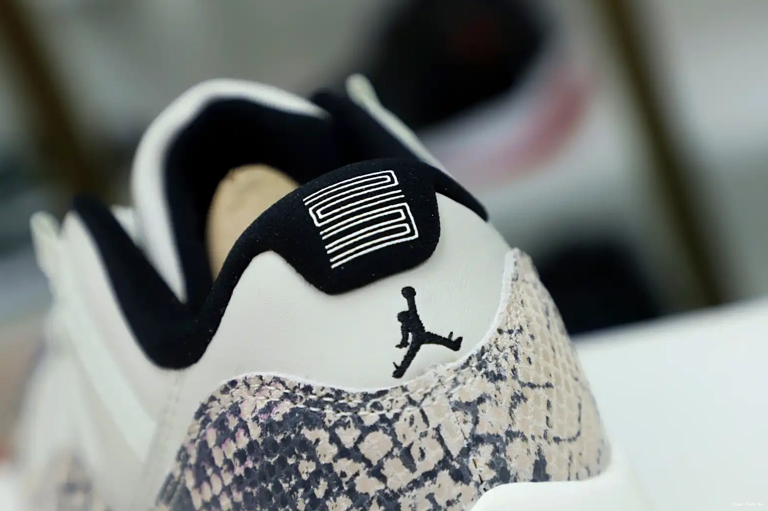 AIR SNAKESKIN LOW JORDAN 11 LIGHT Kimikick BONE 0807